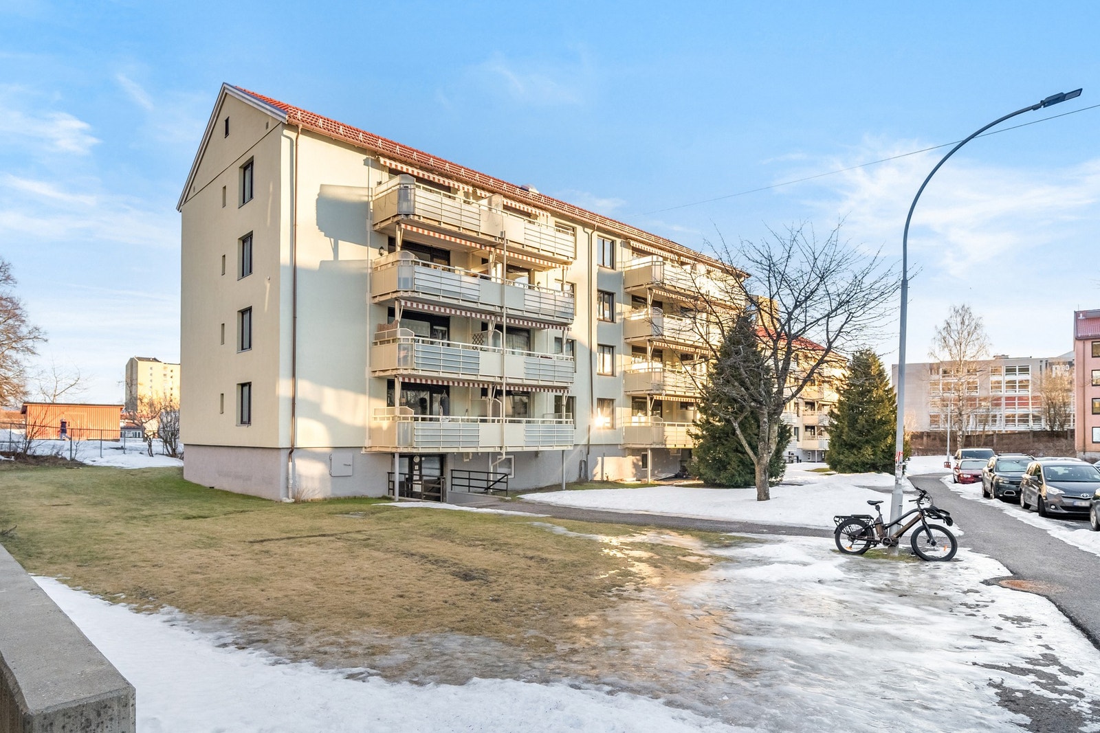 Leiligheten ligger i attraktive, høye 1.etasje som passer fint for deg som ikke ønsker så mye trapper i hverdagen Galleribilde