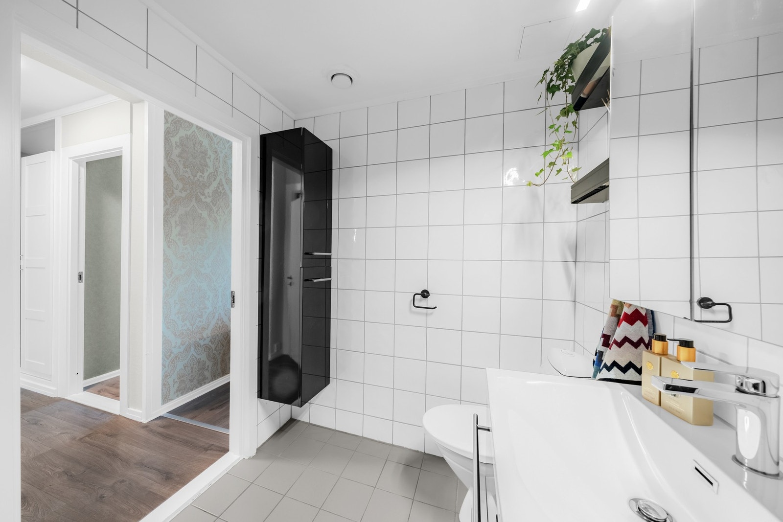 Videre har badet mekanisk avtrekk med tilluft, opplegg for vaskemaskin, og i tillegg er det mulig å benytte seg av et felles vaskerom for beboerne Galleribilde