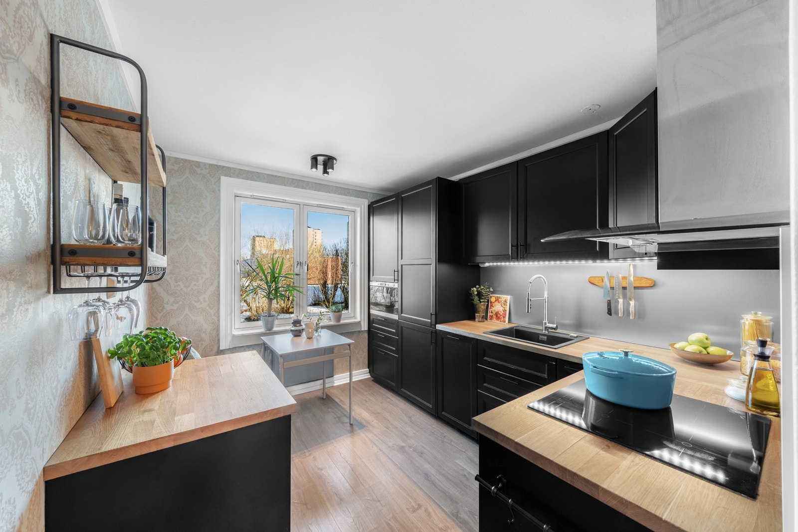 Leiligheten har et moderne og stilfullt kjøkken med sort Ikea-innredning fra 2017. Galleribilde