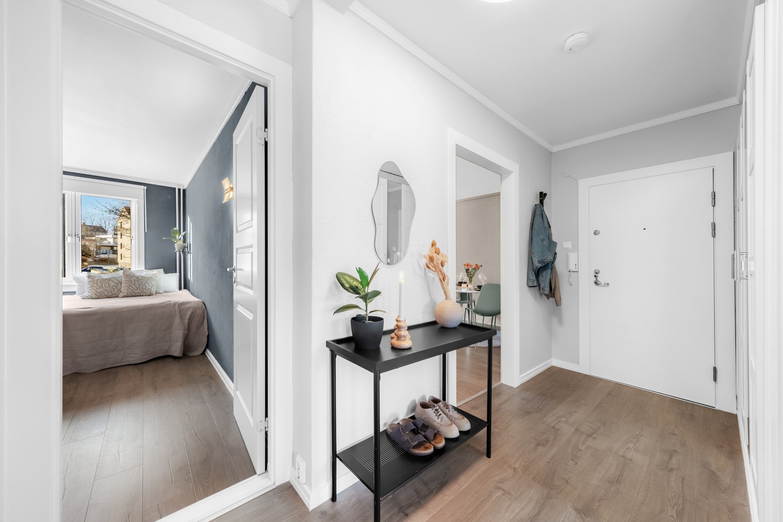 Leiligheten har tilgang til 2 romslige boder, oppe på loftet og nede i kjelleren. kvm nede og 9,3kvm gulvareal oppe(3 målbare kvm) Galleribilde