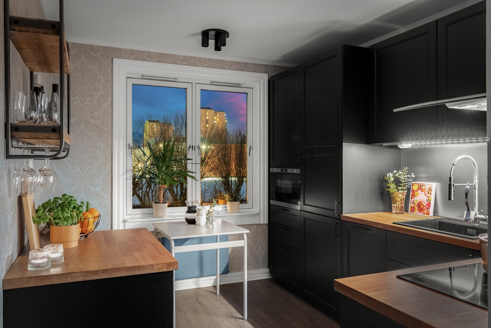 Her vil kokken trives, både tidlig og sent Galleribilde