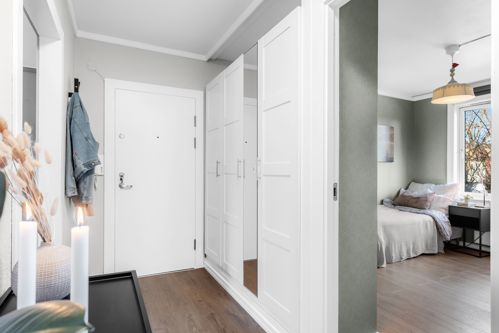 Velkommen inn! En pen entre tar deg godt i mot via dørcallinganlegg, samt knagg for jakker og garderobeskap med speilfront Galleribilde