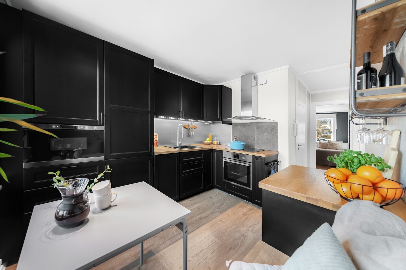 Innredningen har profilerte fronter, benkebelysning og benkeplater i tre - kombinerer det beste fra massivt tre og finer - med en nedfelt oppvaskkum i kvartskompositt. Galleribilde