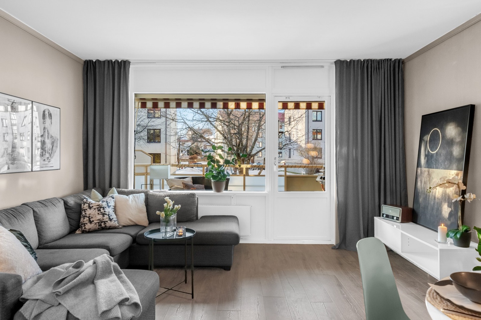 Fra stuen er det utgang til leilighetens balkong, som enkelt fungerer som forlengelse av stuen på sommerhalvåret Galleribilde