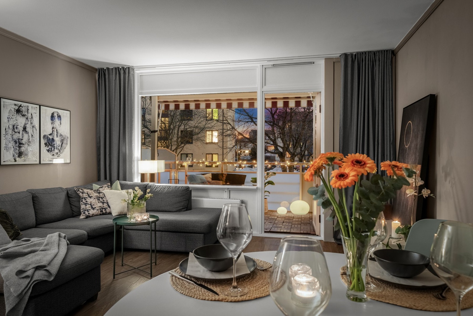 Vegger og tak i stuen er malt i nyere tid - og det ble lagt en-stavs laminat her i 2019 Galleribilde