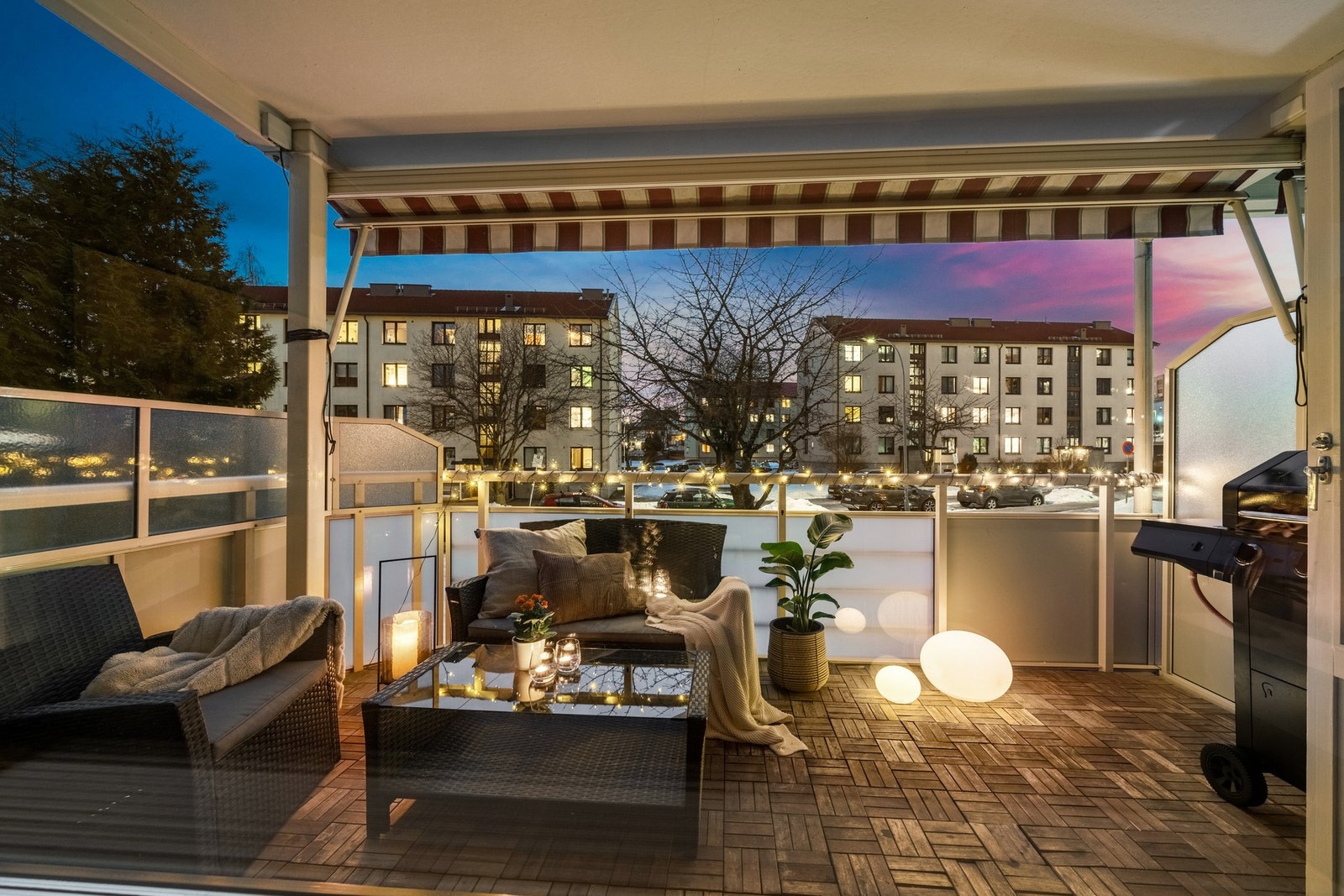 Rekkverket er heldekkende, frostet og forhøyet mot naboen Galleribilde