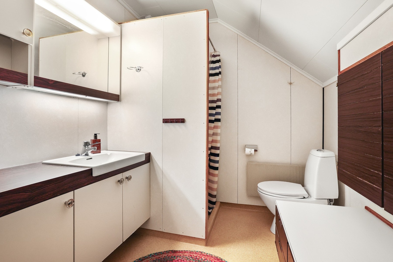 Badet er praktisk plassert like ved soverommene. Galleribilde