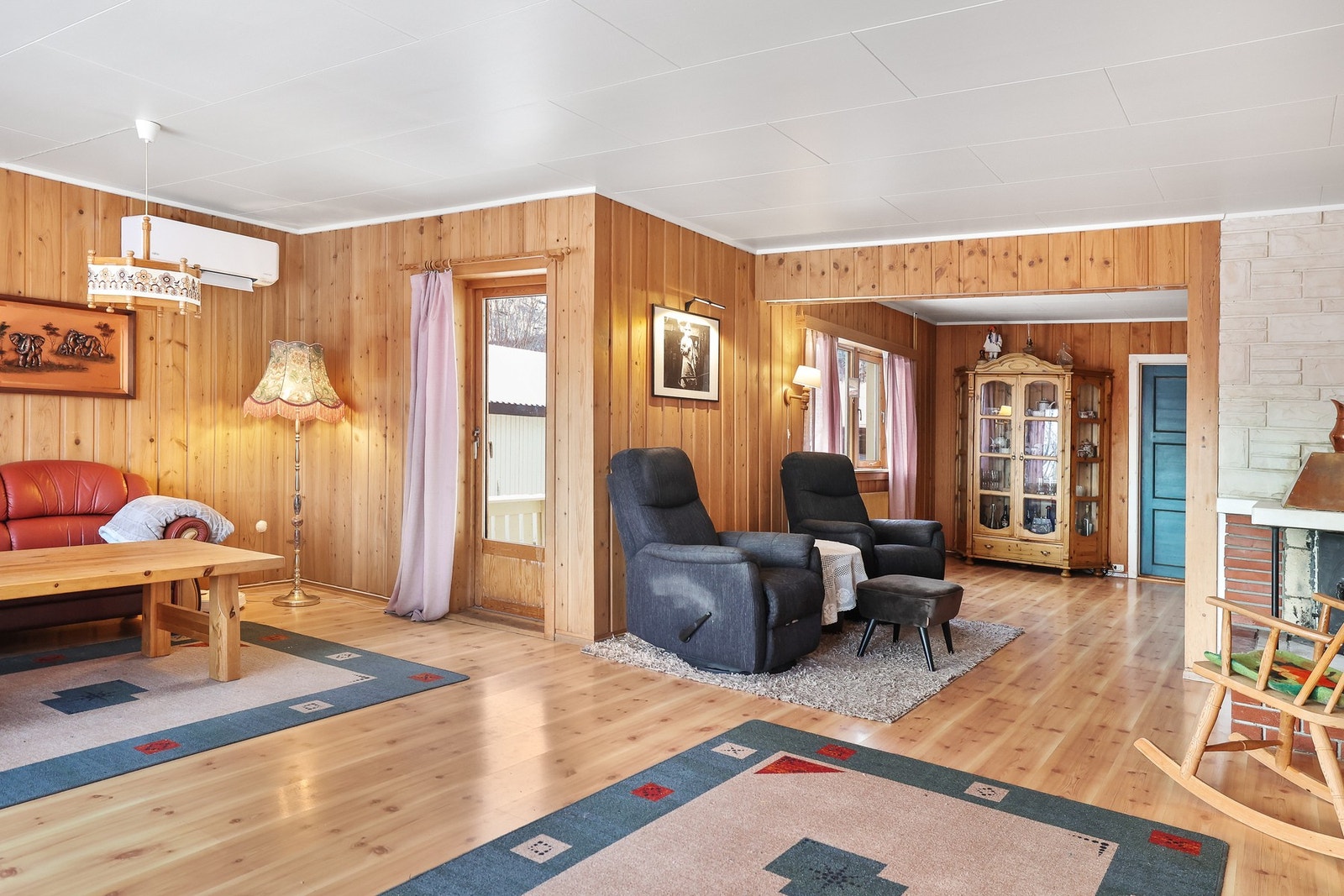 Stuen er romslig og har flere møbleringsmuligheter. Galleribilde