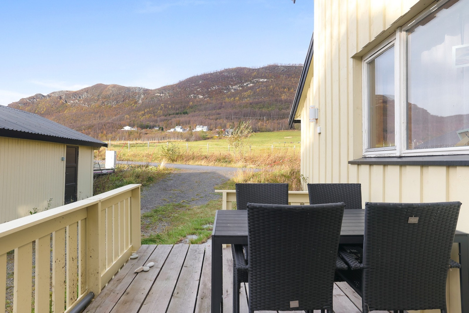 Sør og vestvendt terrasse med utgang fra stue. Galleribilde