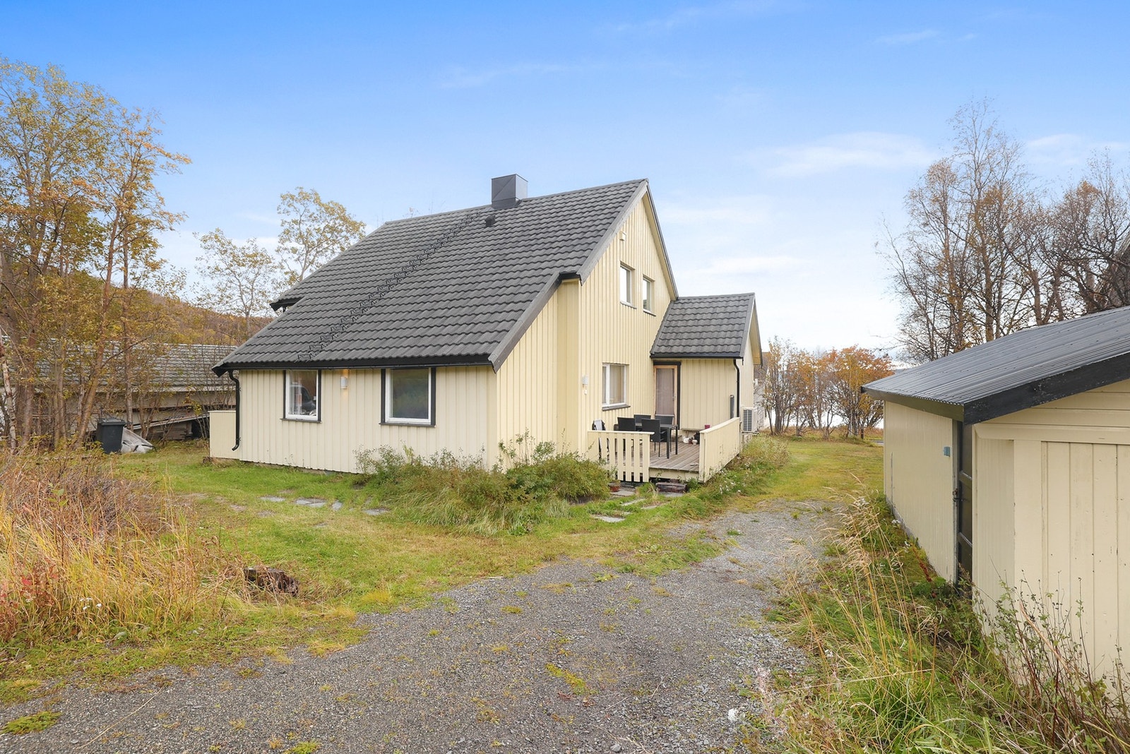 Boligen har en flott tomt med potensiale. Galleribilde