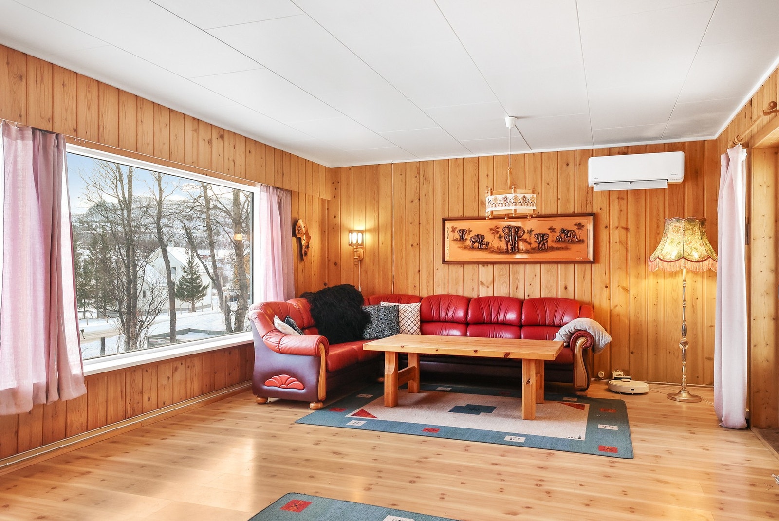 Det er god plass til hjørnesofa med tilhørende bord. Galleribilde