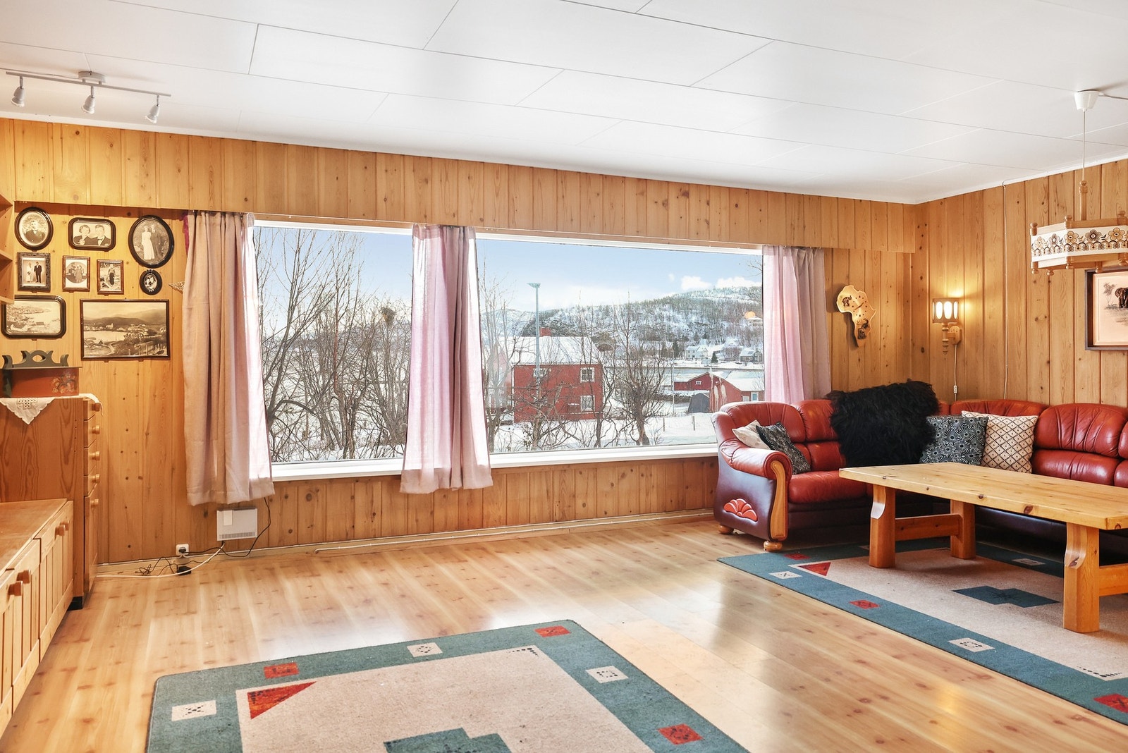 Rommet har gode vindusflater med utsikt mot sjøen Galleribilde