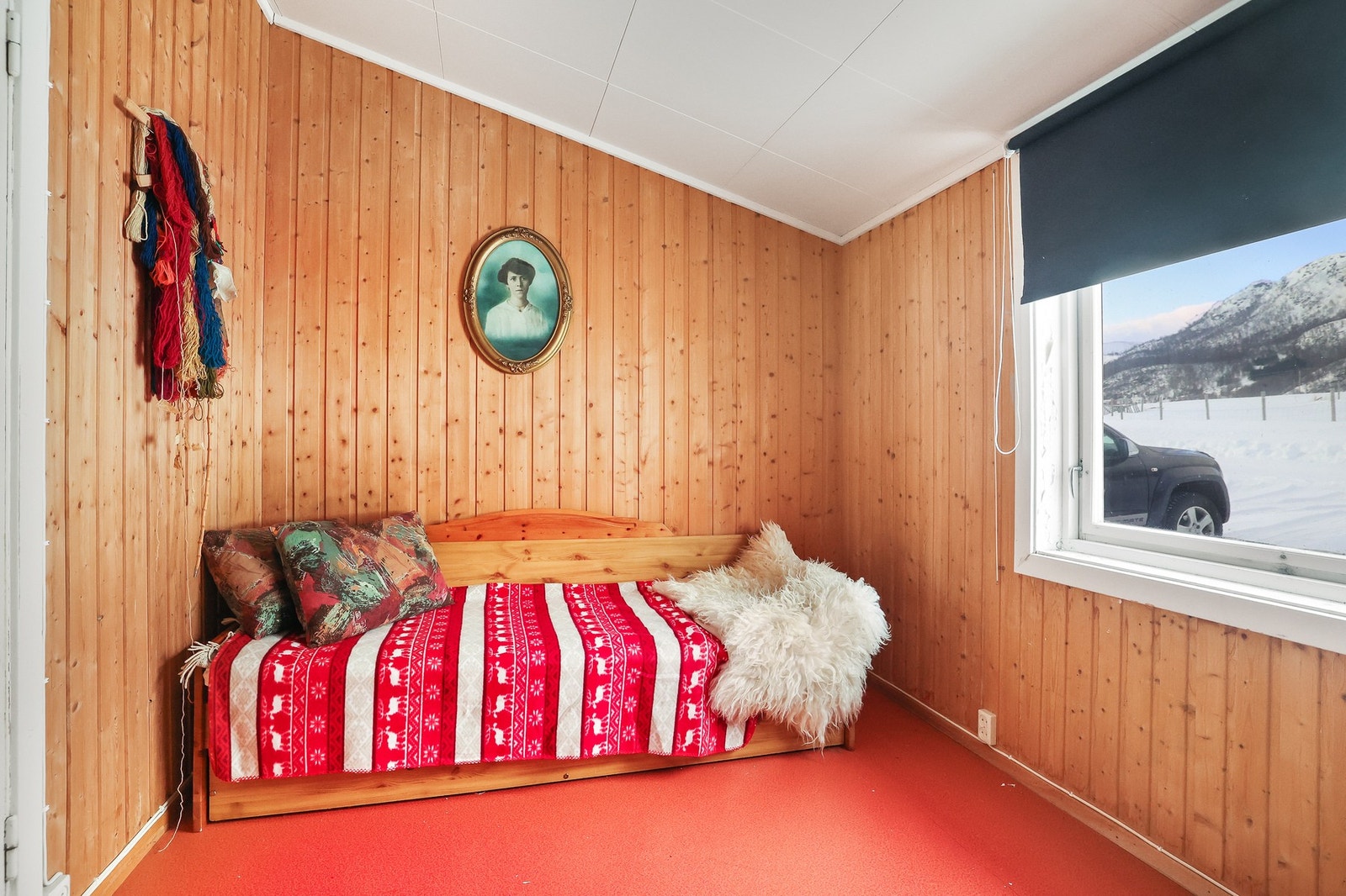 Soverommet i 1. etasje har godt med lysinnlsipp og god plass til dobbeltseng. Galleribilde