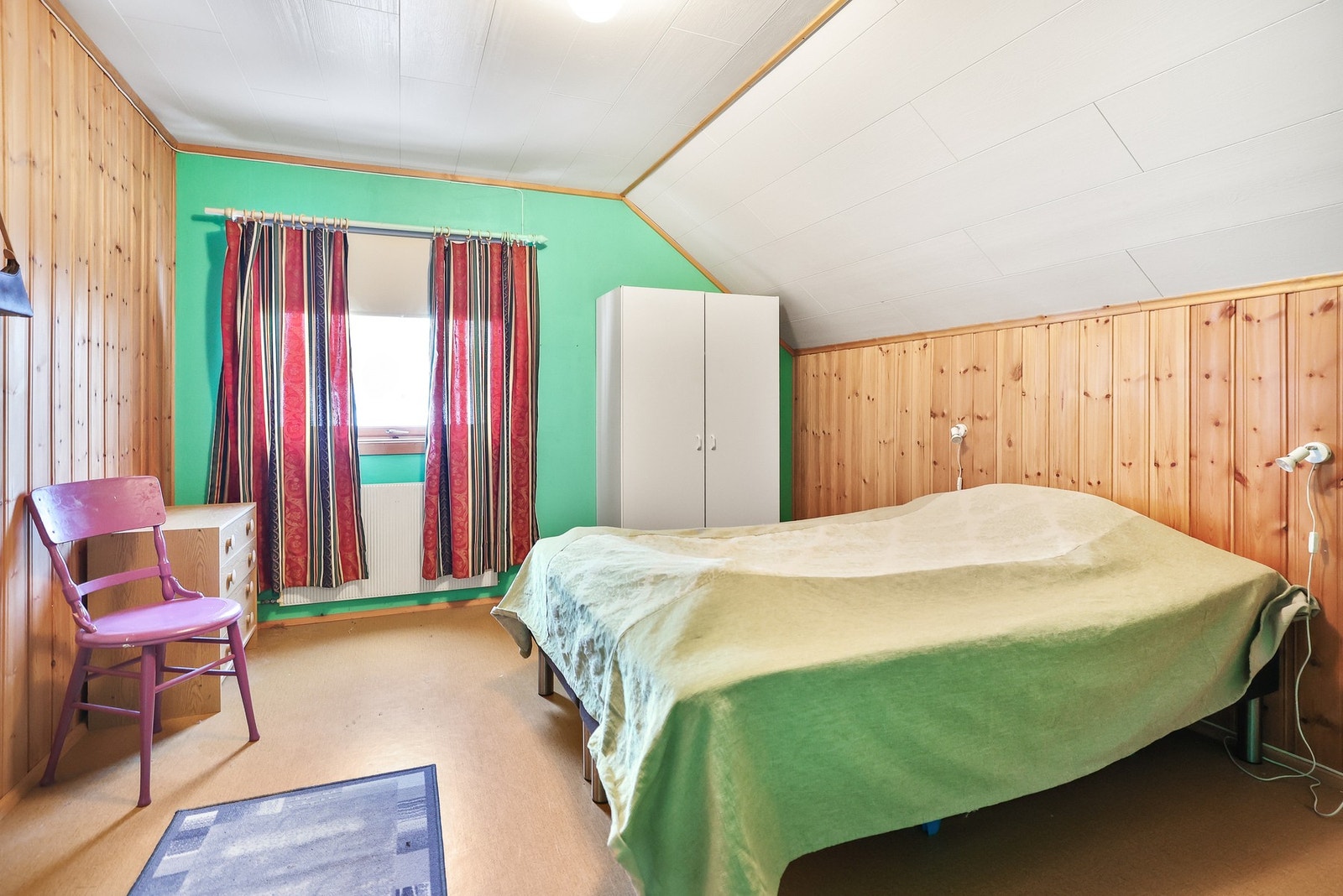 Det er 3 soverom på loftsetasjen. Galleribilde