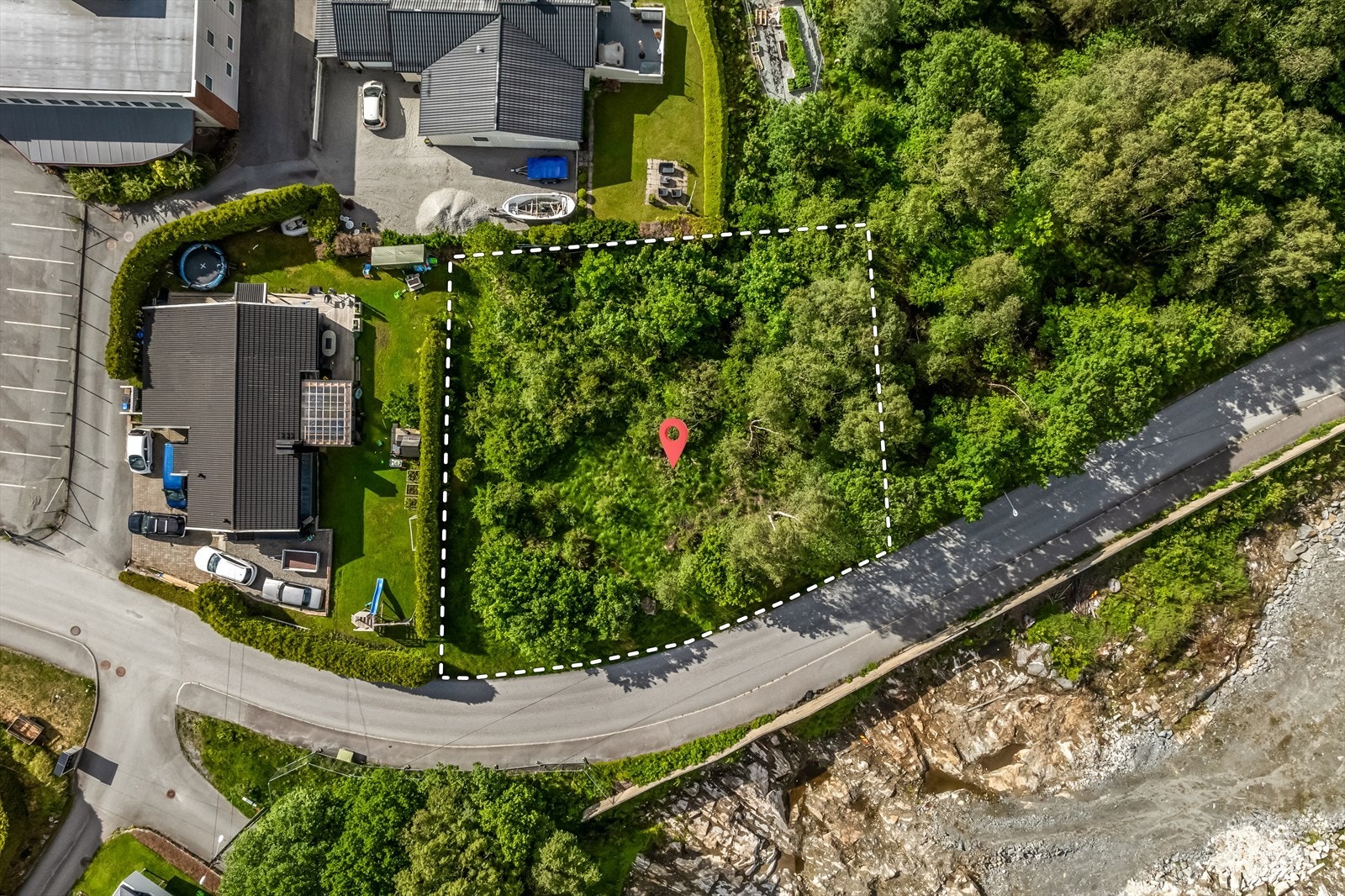 Tomten ligger fint til med gode solforhold Galleribilde