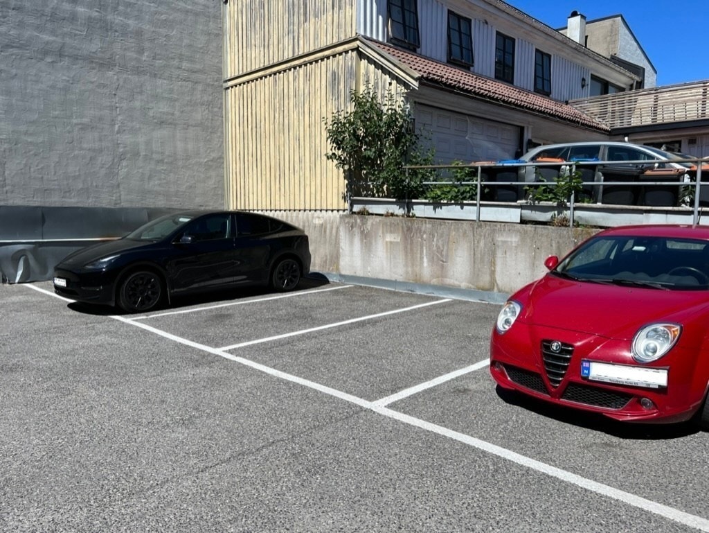 God parkeringsdekning i bakgården og i p-kjeller. Galleribilde