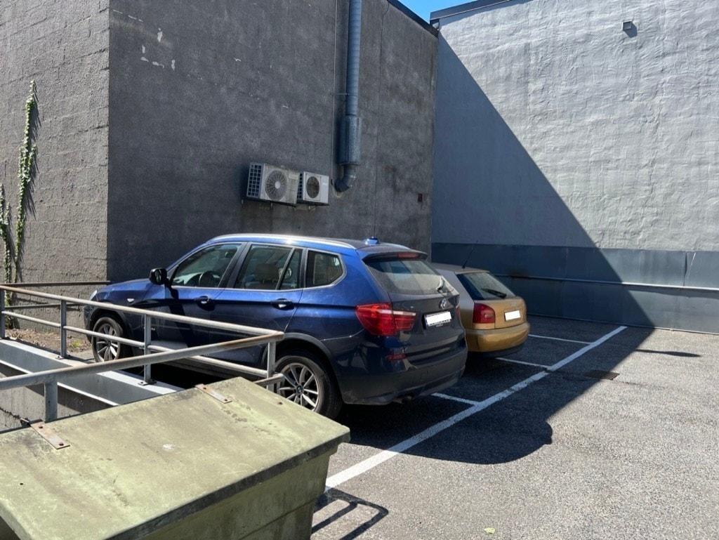 God parkeringsdekning i bakgården og i p-kjeller. Galleribilde
