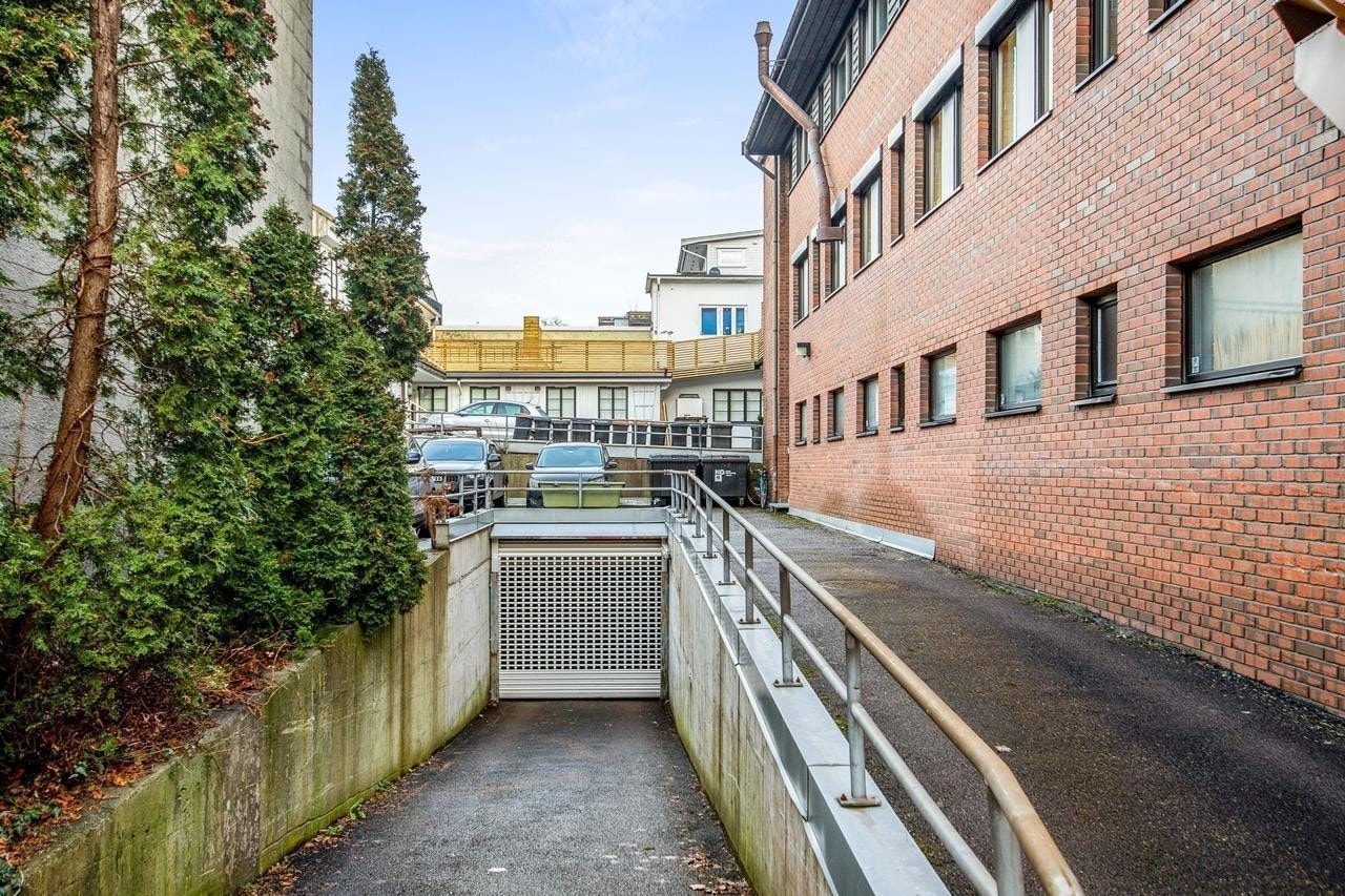 Innkjøring til parkering bakgård og p-kjeller. Området er modernisert noe siden bildet er tatt. Galleribilde