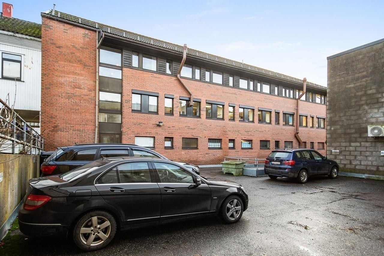 God parkeringsdekning i bakgården og i p-kjeller. Galleribilde