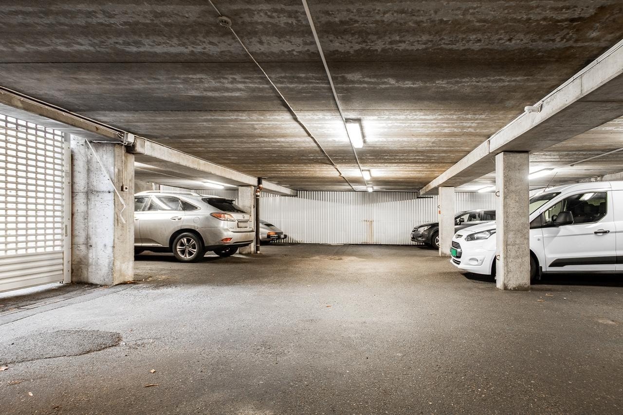 Parkeringskjeller. Det er installert ny led belysning i helle p-kjeller, kodelås på inngangsdør til bygg og 4 ladestasjoner 11kw for elbil siden bilde ble tatt. Galleribilde
