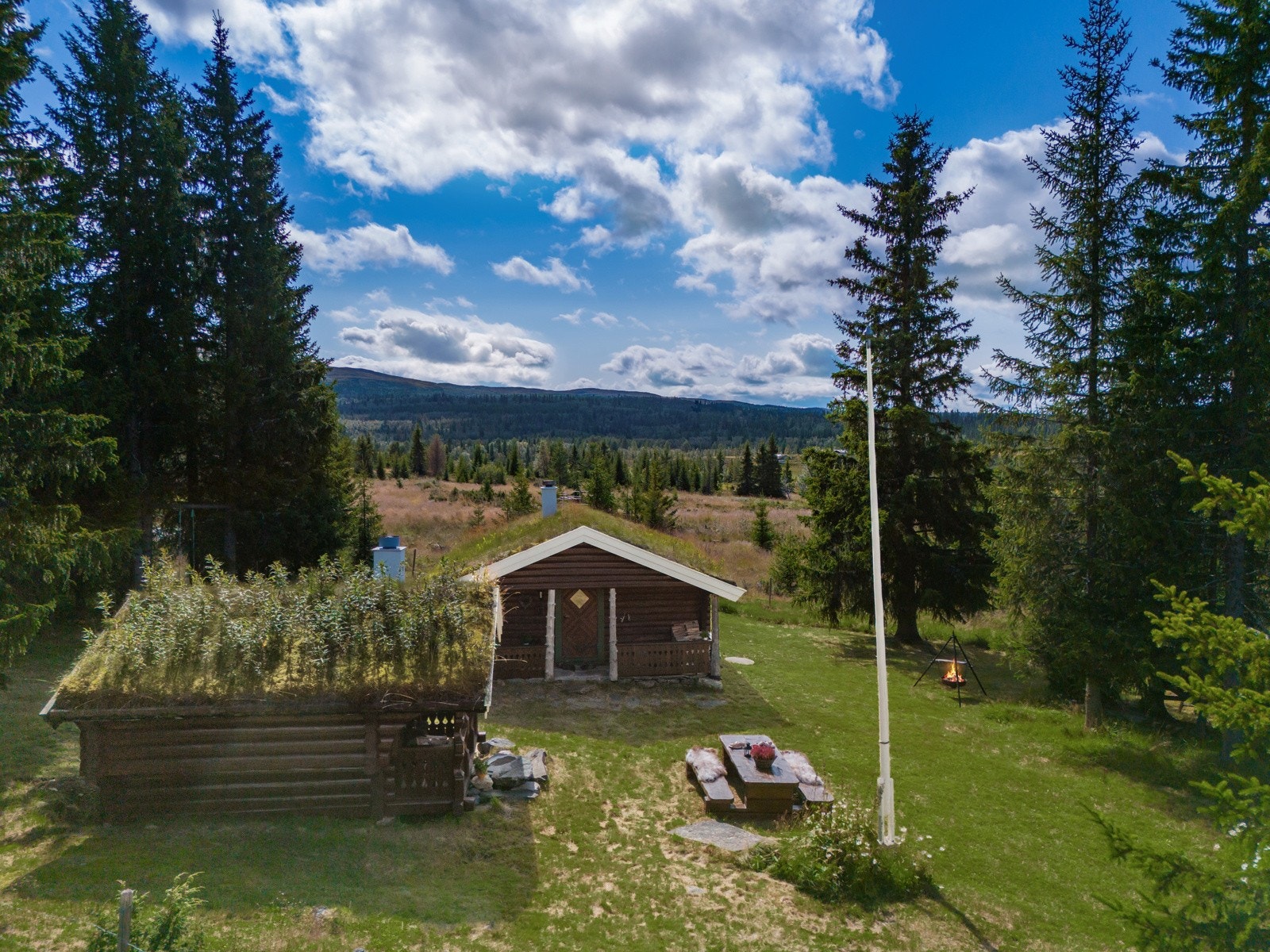 Tunet består av hytte, anneks og uthus Galleribilde