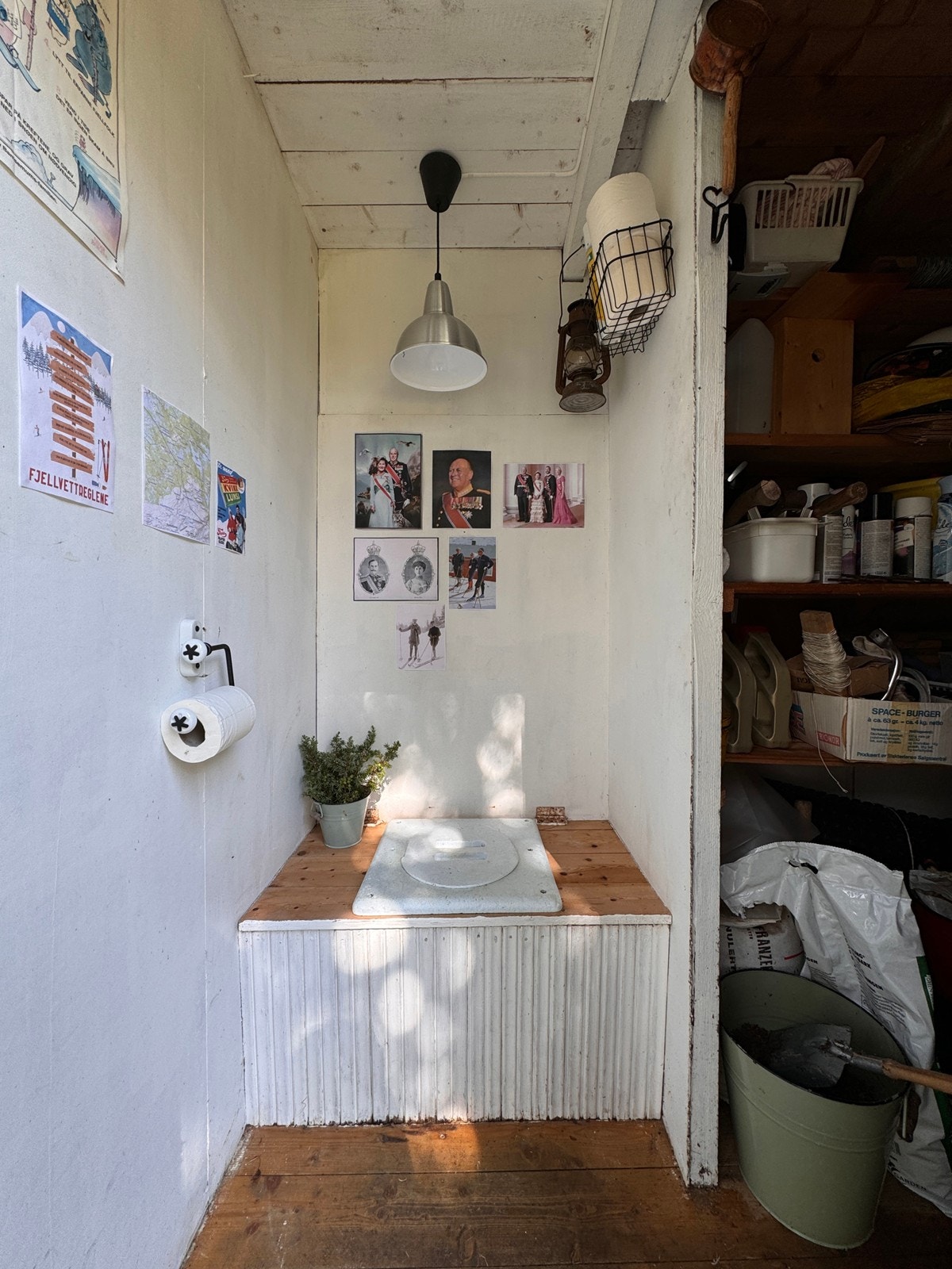 Uthus med bod og utedo Galleribilde