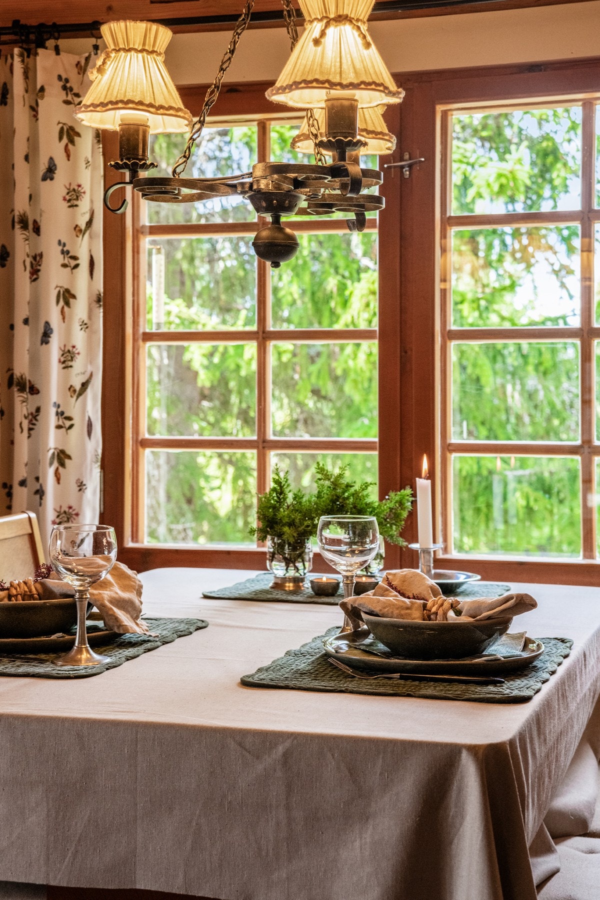 Vindu som gir fint lys inn til spisestuen Galleribilde