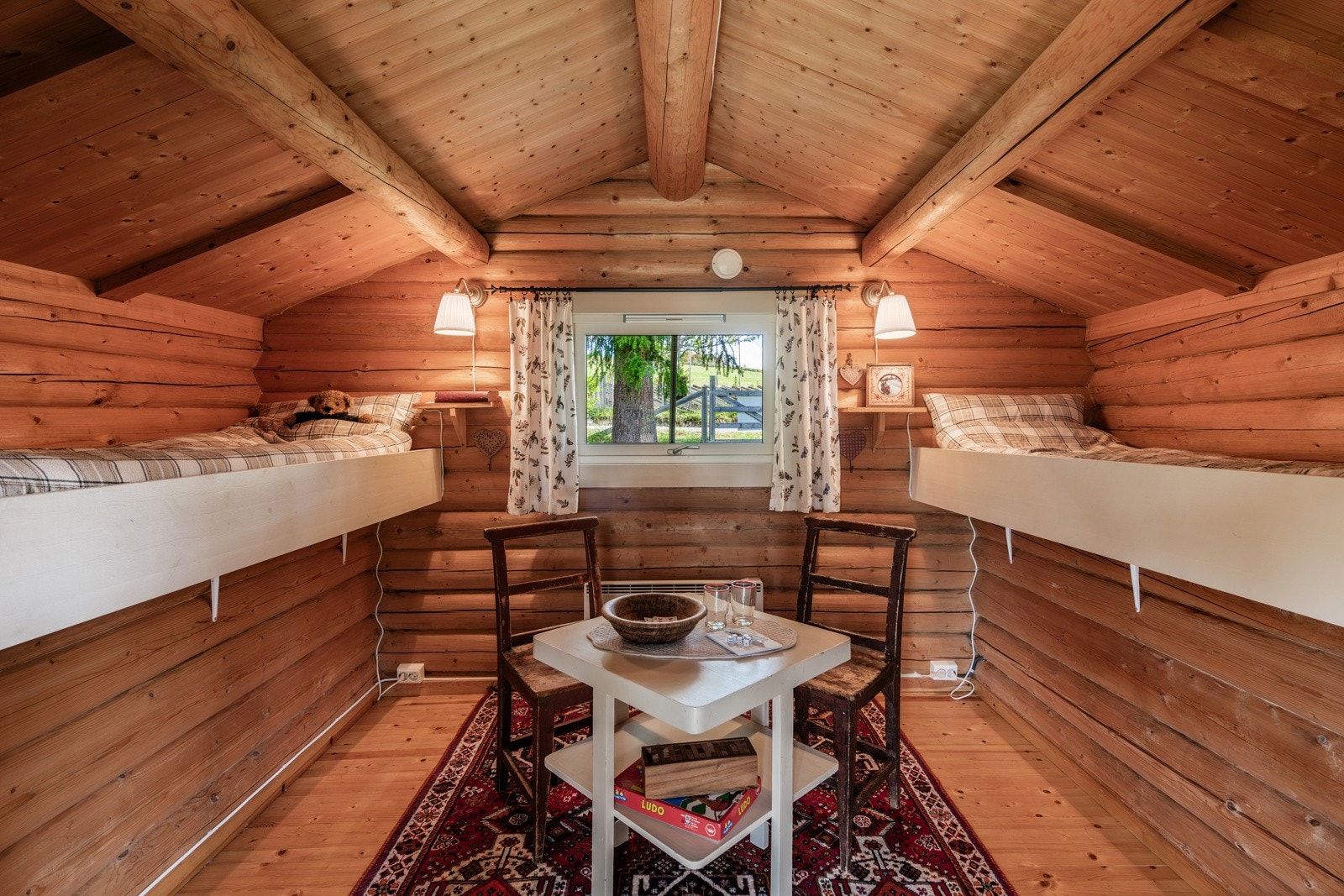 Annekset har to plassbygde senger og plass til koselig sittegruppe midt i rommet Galleribilde