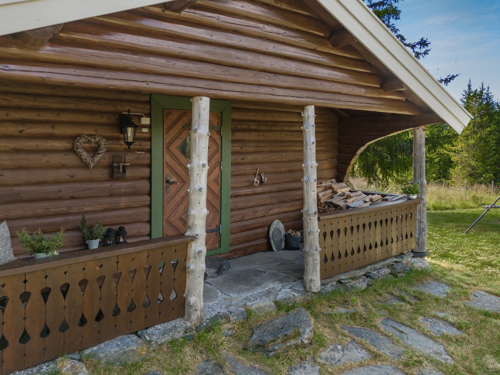 Overbygd inngangsparti inn til hytten Galleribilde