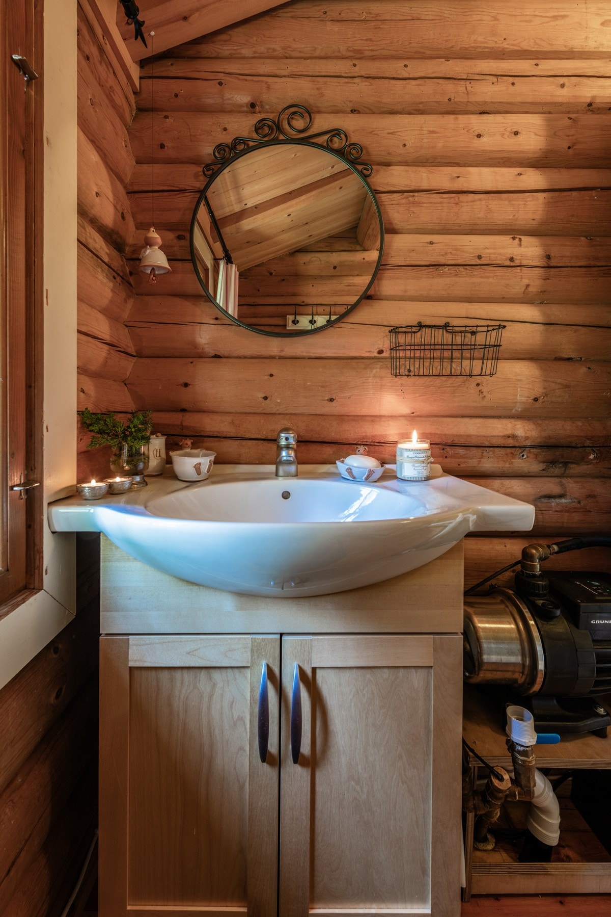 Baderomsinnredning med heldekkende servant og speil over Galleribilde