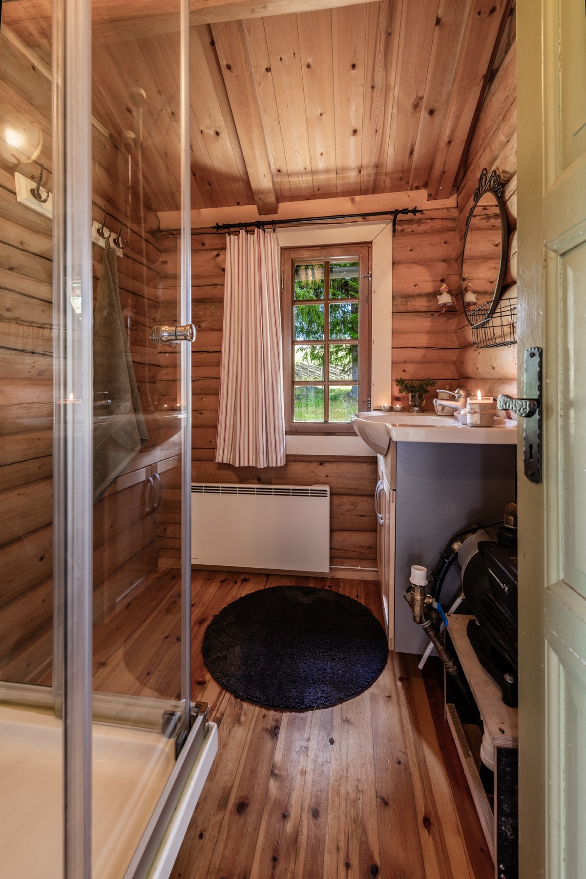 Fint bad med dusj og servant Galleribilde