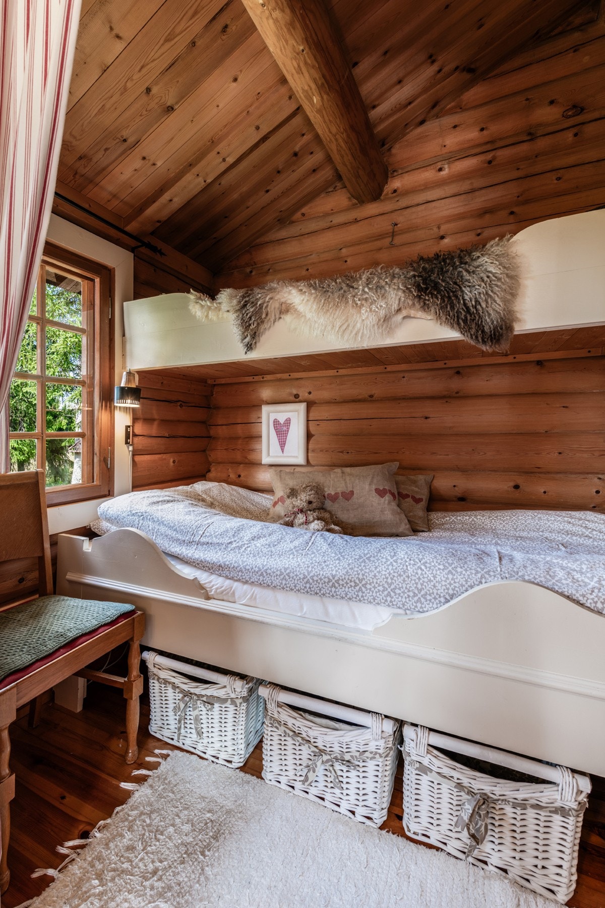 Sovealkove med plassbygde senger Galleribilde