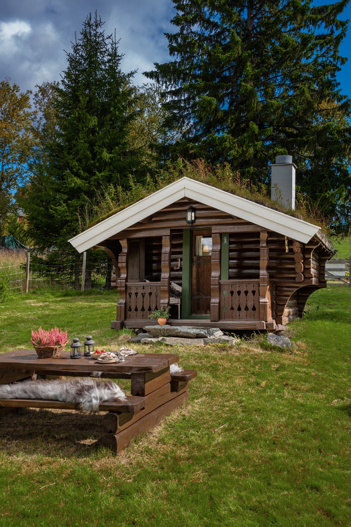 Koselig sittegruppe midt på tunet, perfekt til sosiale sammenkomster Galleribilde