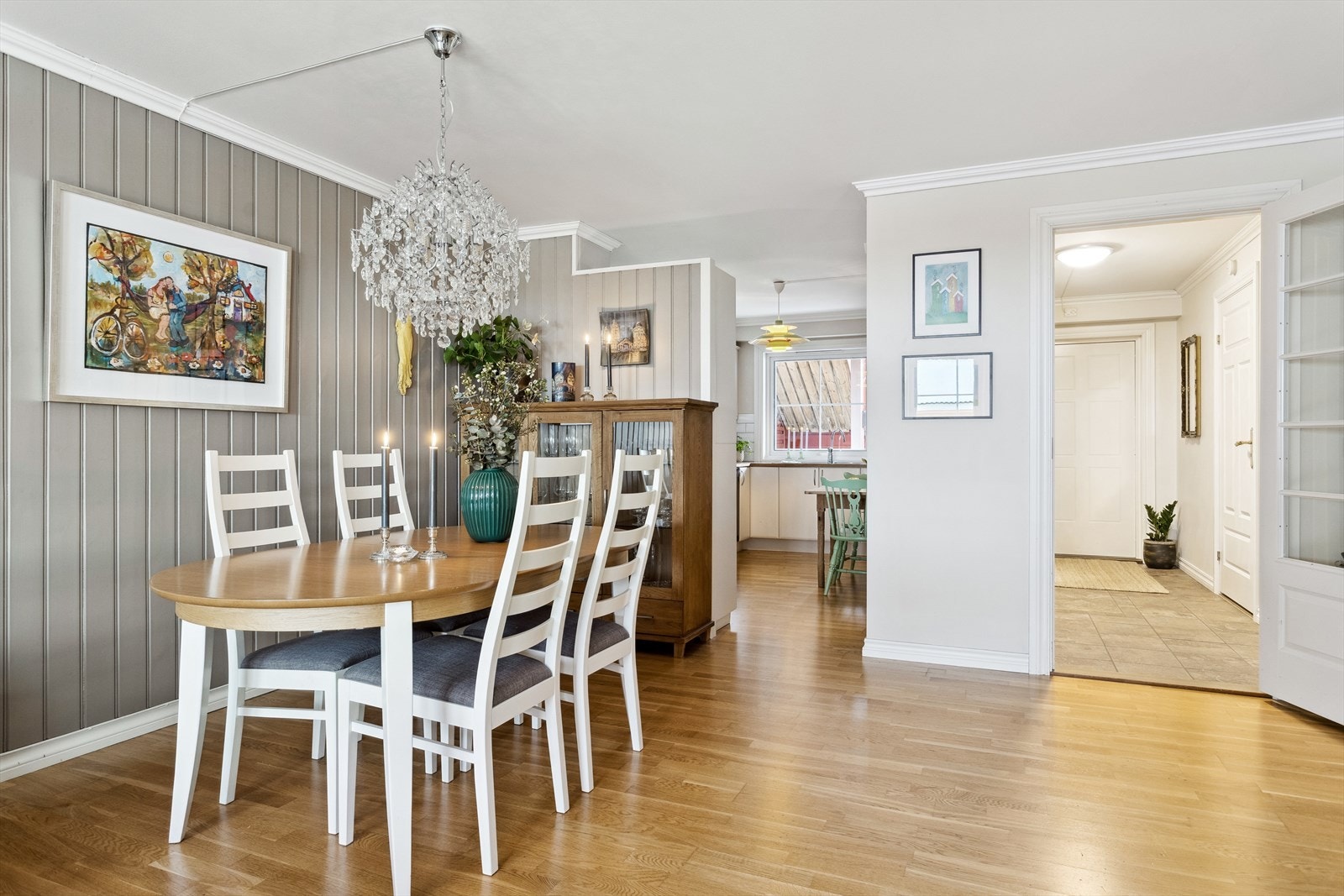 I tilknytning til stuen finner du en naturlig plass til spisestue med god plass til et spisebord og tilhørende møbler. Galleribilde