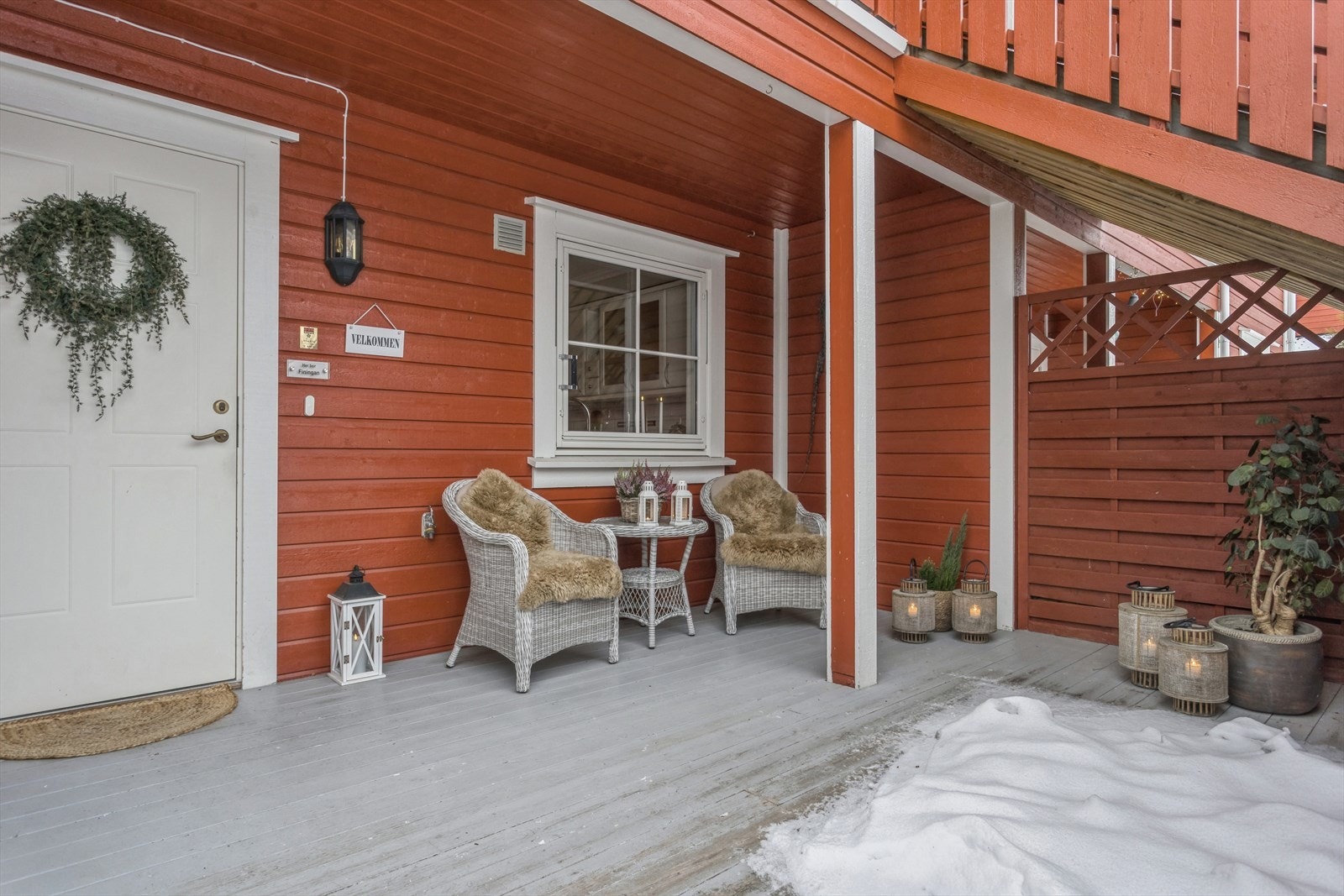 Leiligheten har to markterrasser, én ved inngangspartiet hvor morgenkaffen kan nytes, og én med utgang fra stuen. Galleribilde