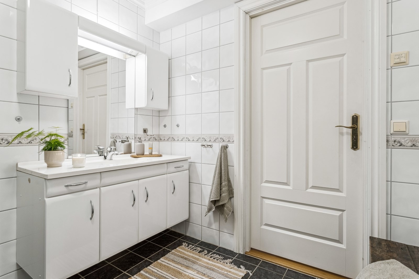 Badet er utstyrt med toalett, servant med underskap, dusjnisje og mekanisk avtrekk. Galleribilde