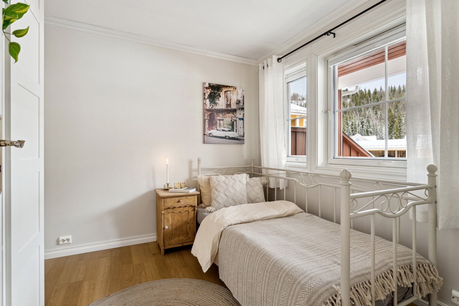 Dette soverommet har parkett på gulv og malte vegger, og egner seg godt som barnerom, gjesterom eller hjemmekontor. Galleribilde