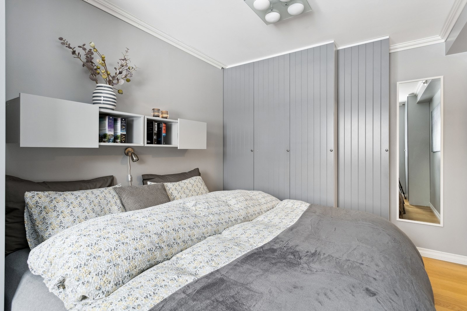 Hovedsoverommet har parkett på gulv og malte vegger, og skaper en lun og behagelig atmosfære. Her er det plass til dobbeltseng, og garderobeløsningen gir god lagringsplass. Galleribilde