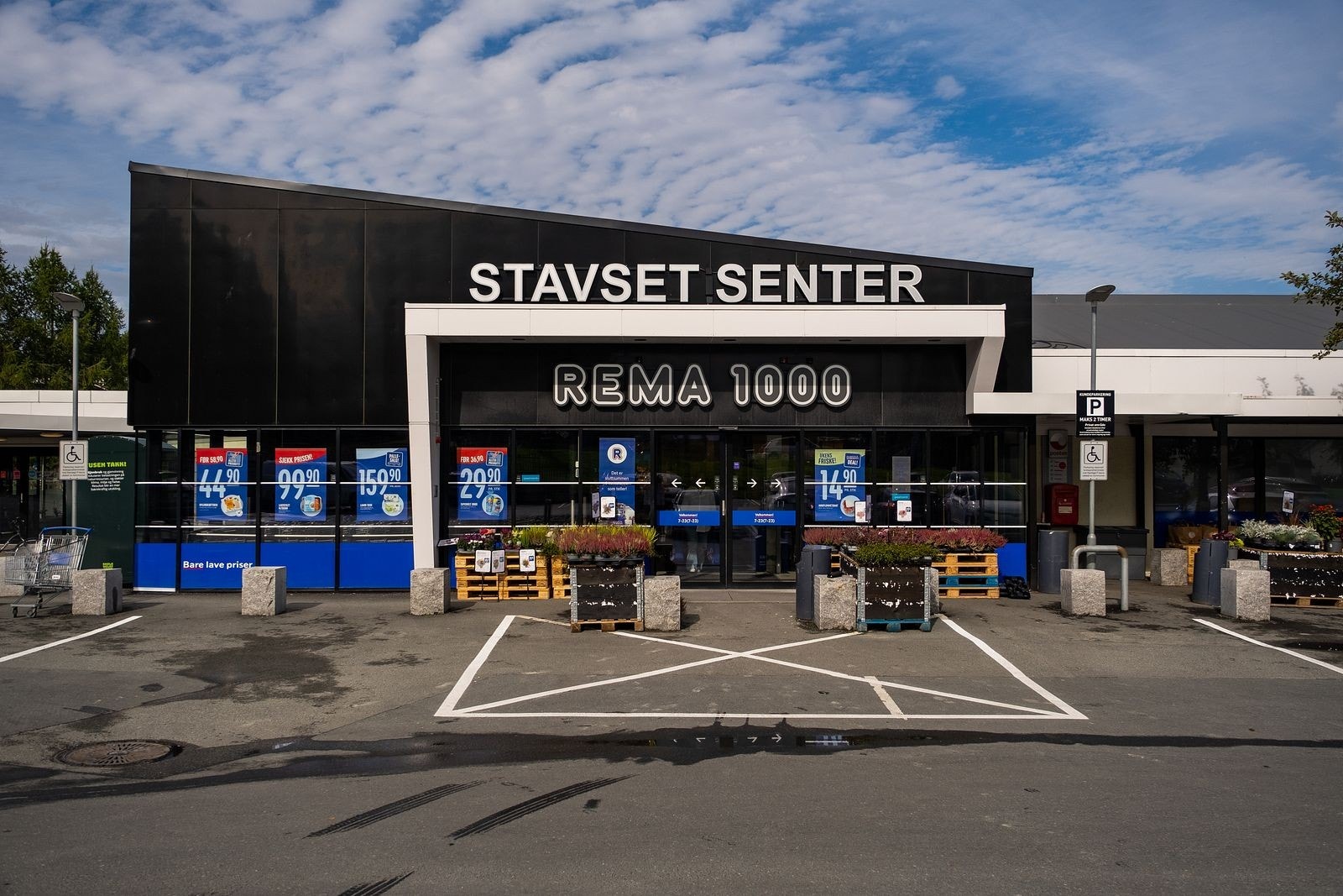 Stavset senter med apotek, dagligvare, frisør, restaurant og post i butikk Galleribilde