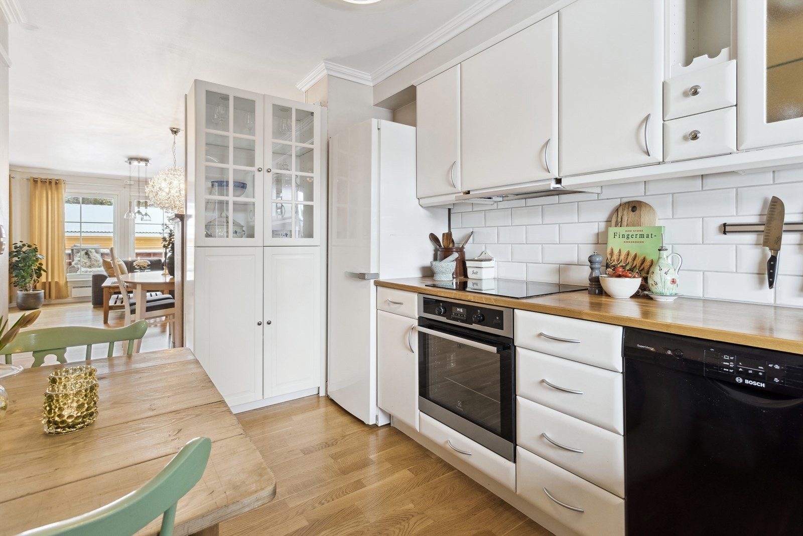 Det er integrert, stekeovn, platetopp som medfølger handelen. I tillegg til mekanisk avtrekk over stekesonen. Galleribilde