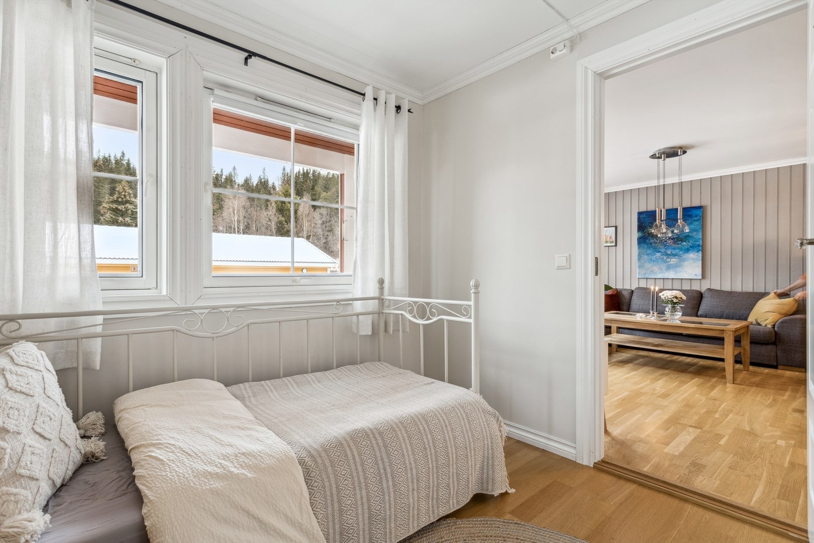 Leiligheten har to romslige soverom, begge med plassbygde garderobeskap som gir svært gode oppbevaringsmuligheter. Galleribilde