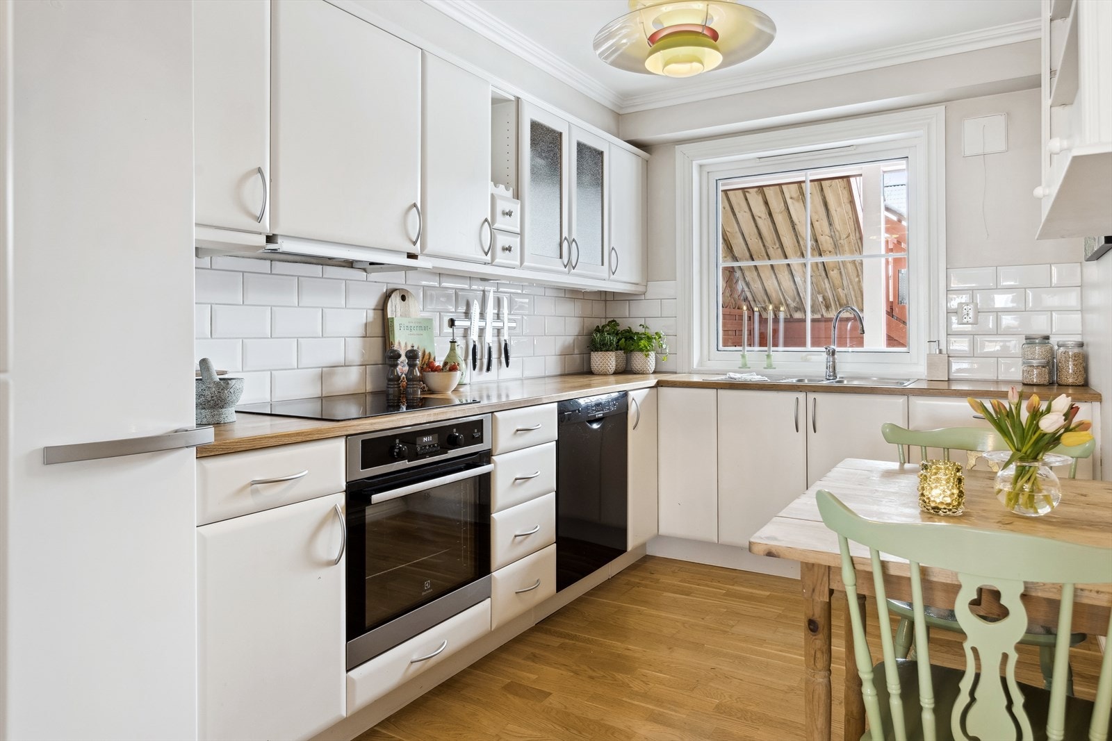 Funksjonelt kjøkken med lys innredning og god skap- og benkeplass. Galleribilde