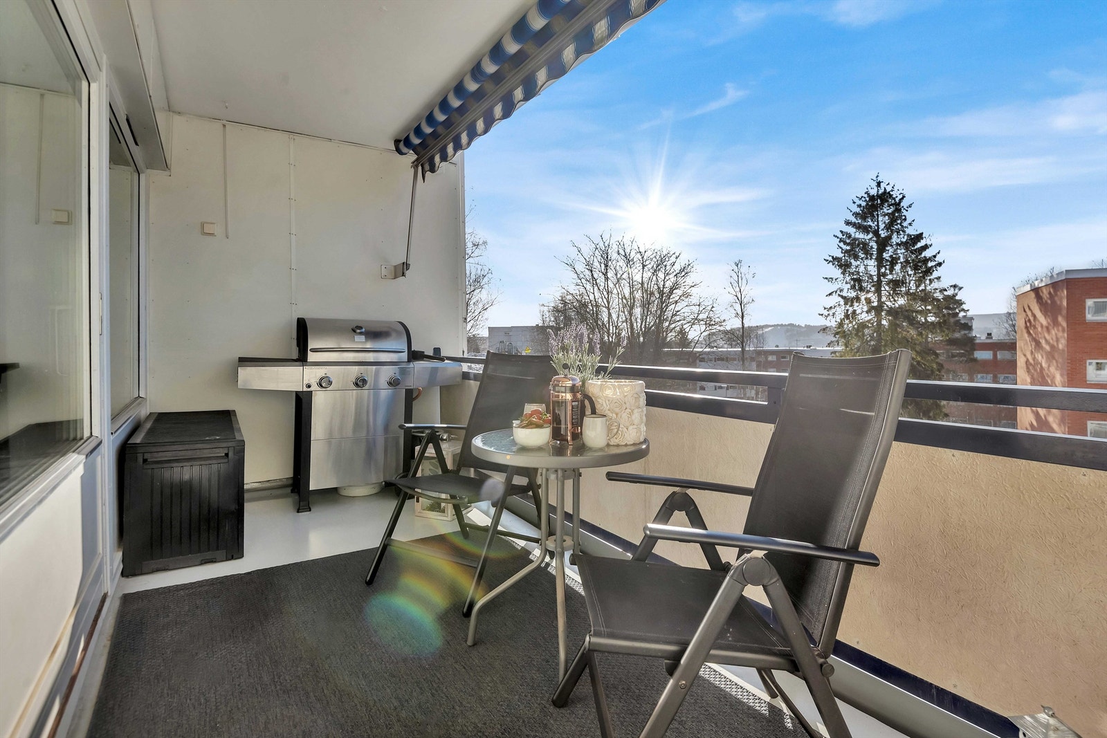 Romslig balkong med gode solforhold. Galleribilde