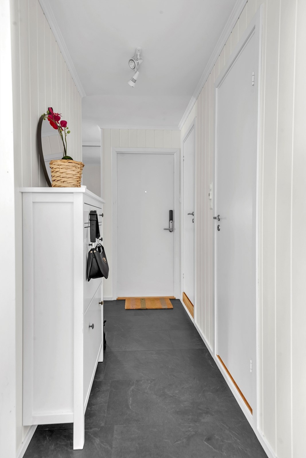 Her kommer man i en lys og innbydende entré med god plass til å henge fra seg yttertøy og sko. Galleribilde