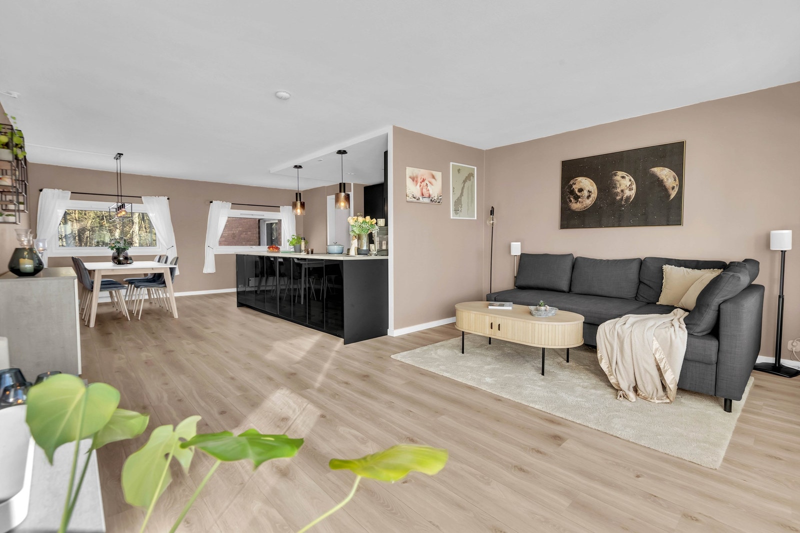 Leiligheten har åpen stue- og kjøkkenløsning som skaper et hyggelig oppholdsrom. Galleribilde