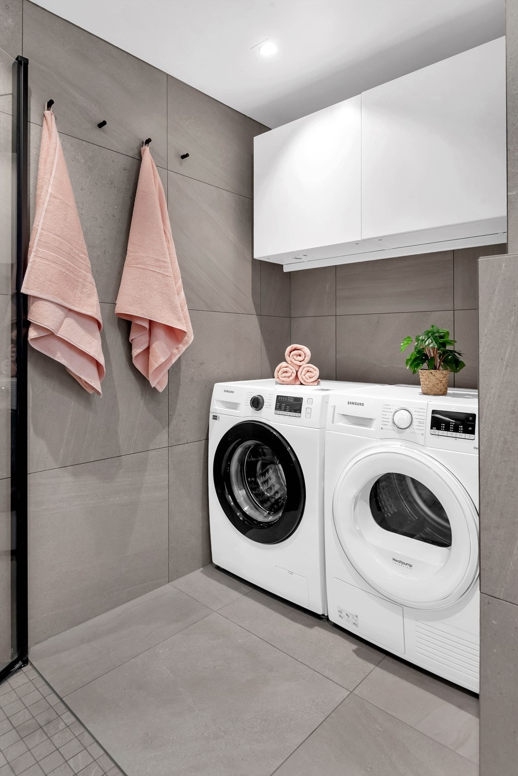 Det er dusjsone med dusjvegger og dusjgarnityr, opplegg for vaskemaskin, avtrekk på vegg tilkoblet felles anlegg. Galleribilde