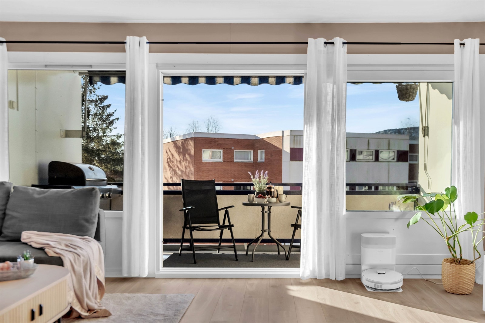 Fra stuen er det utgang til balkong på ca. 8 kvm. Galleribilde