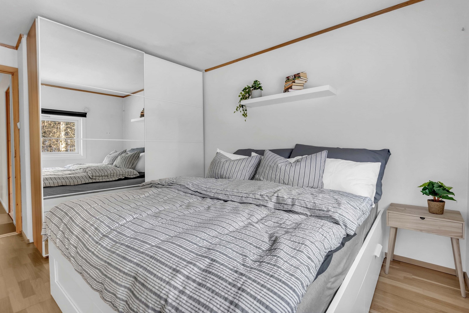 Hovedsoverommet er av god størrelse med plass til dobbeltseng og annet møblement. Galleribilde