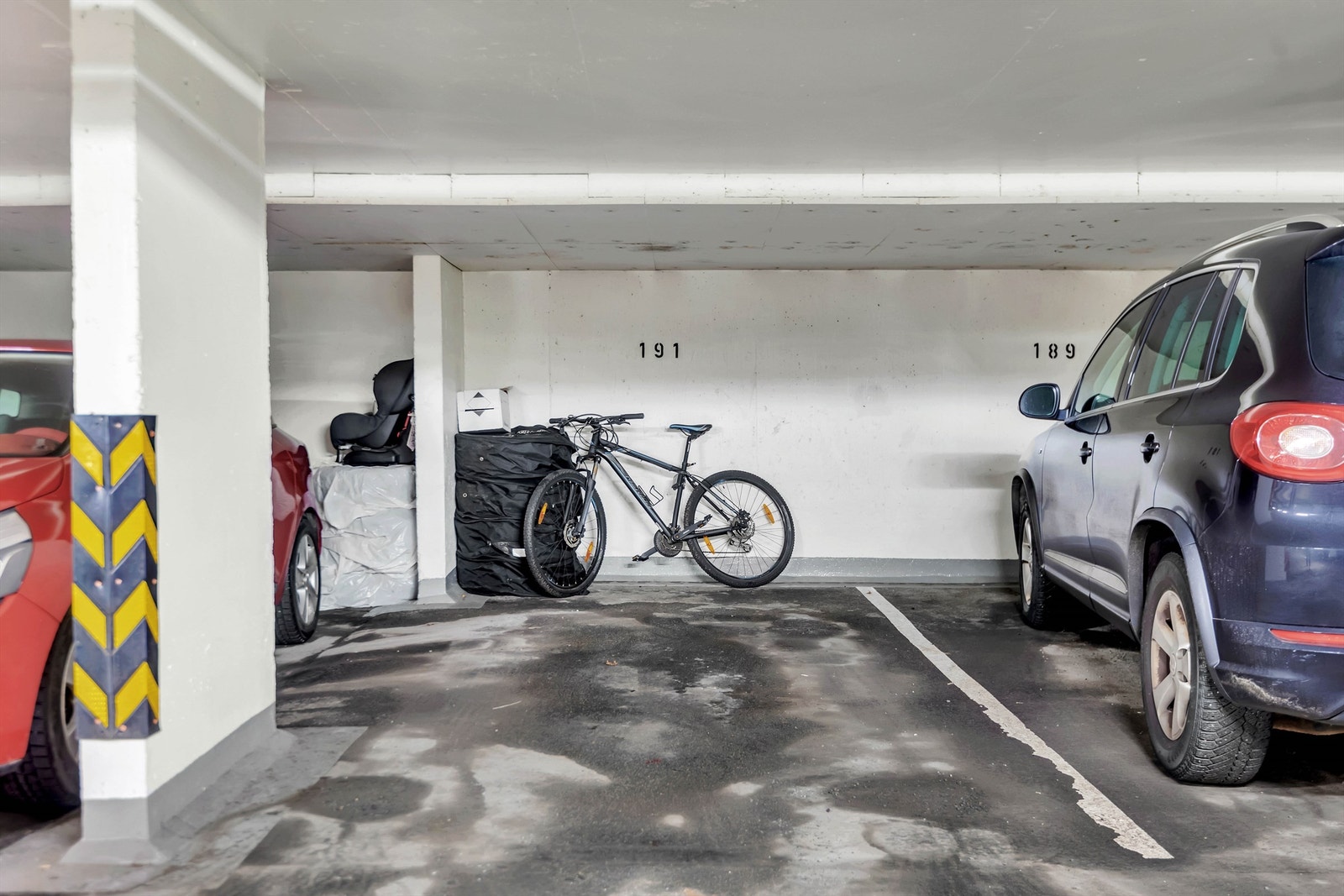 Garasjeplass. Galleribilde