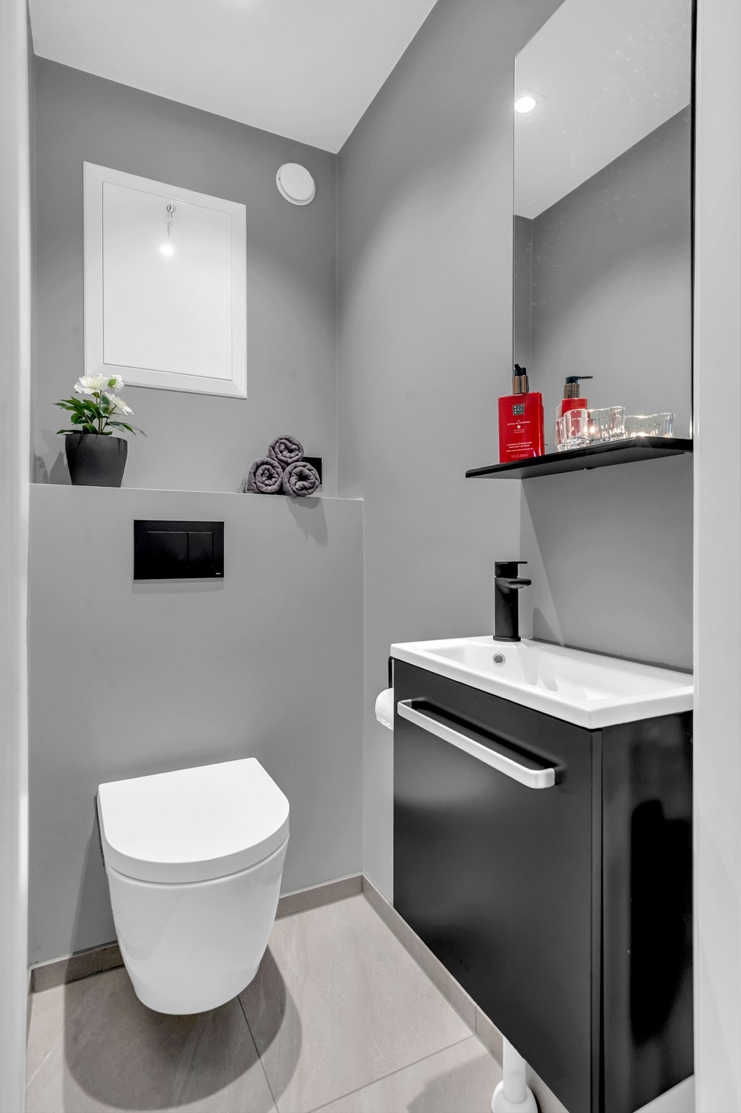 Det er vegghengt toalett på separat toalettrom montert med innebygd sisterne. Lekkasjevann fra sisternen vil bli stoppet med automatisk lekkasjestopper. Galleribilde